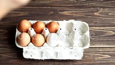 后面一张木桌上的鸡蛋.. 锥形和一个白色。 <strong>农</strong>产品，天然鸡蛋.. 准备复活节。